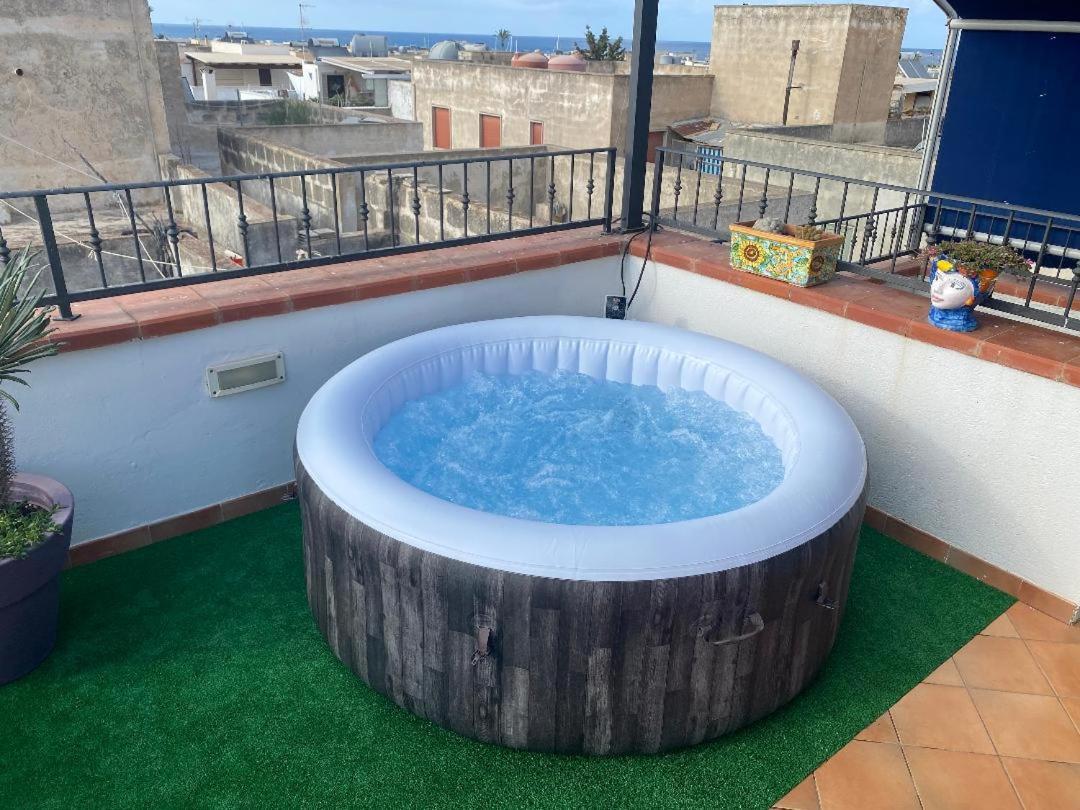 Apartment With Terraces And Private Jacuzzi - San Vito 400M From Beach San Vito Lo Capo Zewnętrze zdjęcie